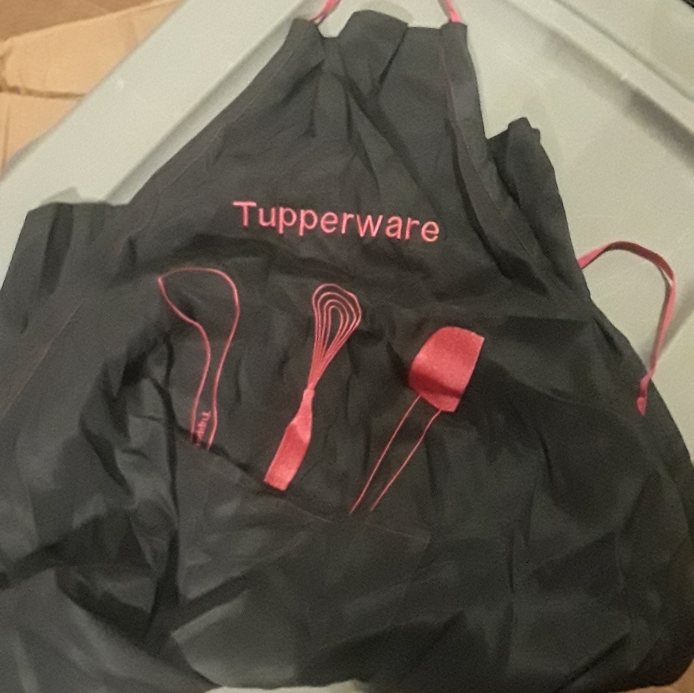 New Tupperware apron